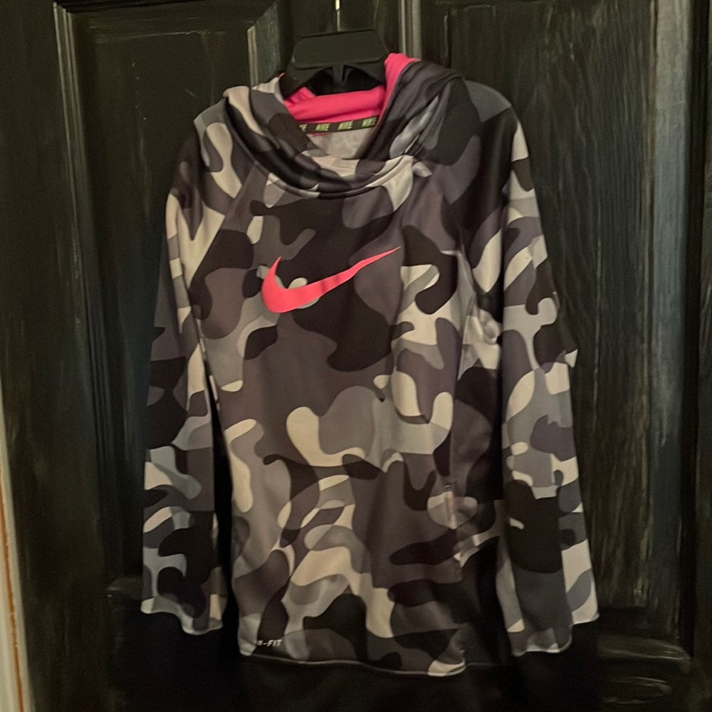 Nike Therma- fit Jacket,size Large in girls,Camouflage black gray pink.